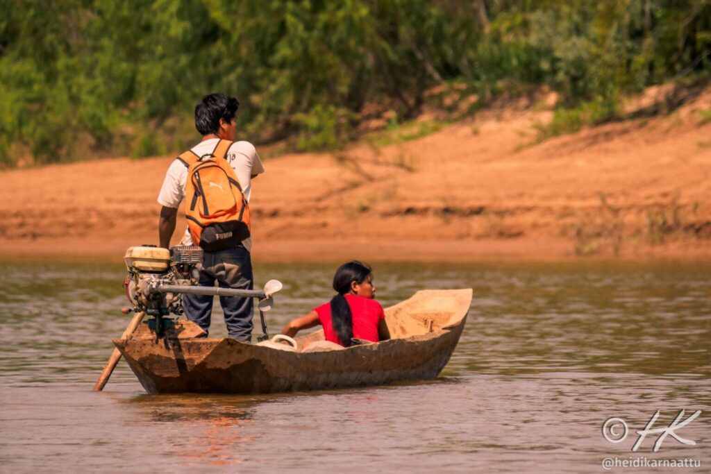 Los pobladores chimanaes se trasladan en embarcaciones pequeñas por el río Maniquí. Créditos: Heidi Karnaattu.