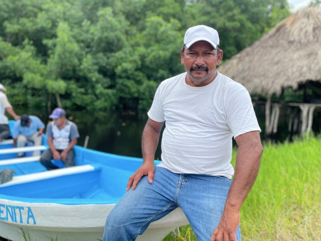 Domingo Morán, pescador y guardaparque de Topón. Créditos: Astrid Arellano