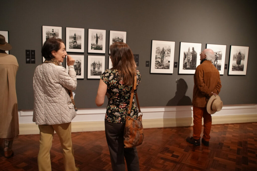 Asistentes a la inauguración de la exposición Voces de la Patagonia: Memoria Ancestral