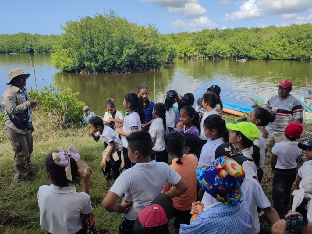 Niñas y niños durante el Festival de Pesca Responsable de Topón. Créditos: Ramón Flores / CI México