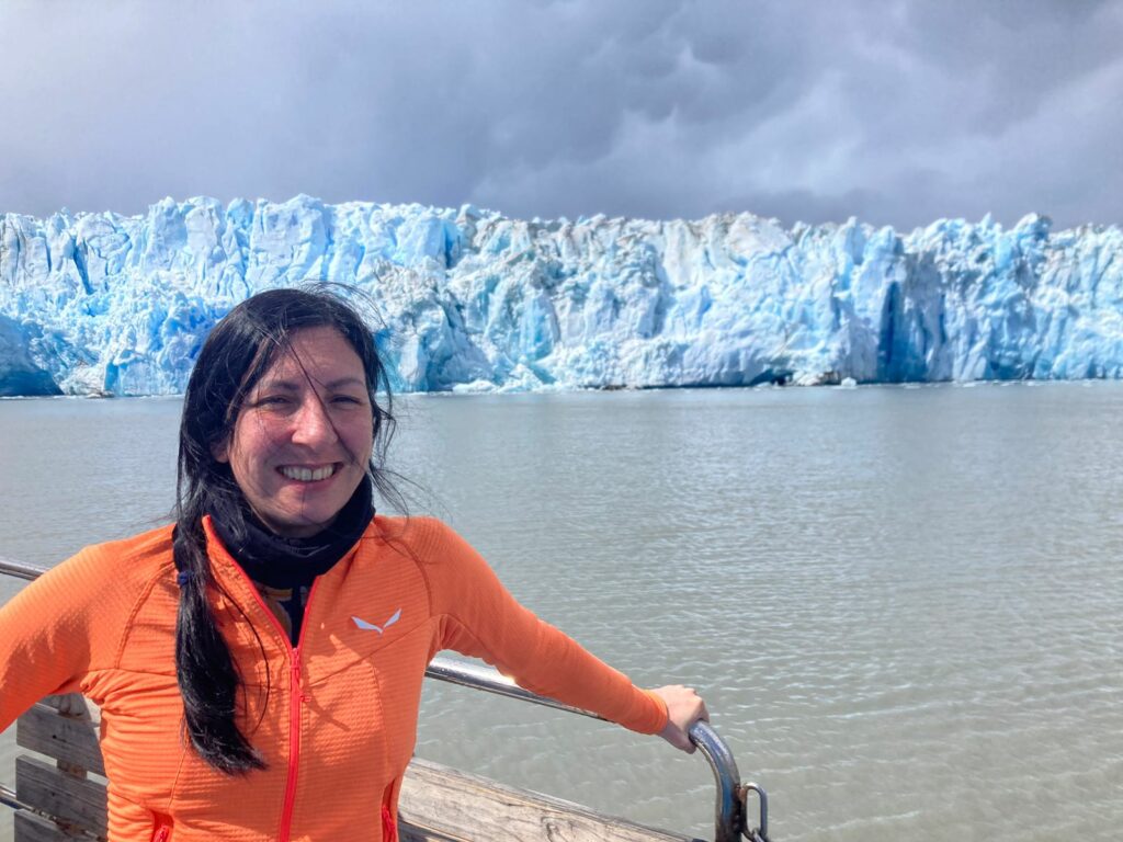 Doctora Ilaria Tabone en el glaciar Pío XI. Créditos: Geofísica U. de Concepción.