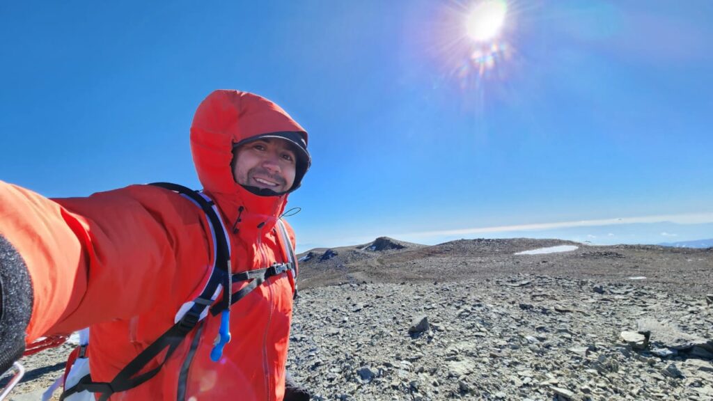 Julio Soto en la cumbre del Cerro El Plomo. Créditos: Cristóbal Dumay.