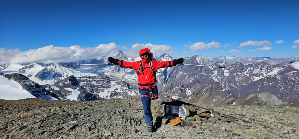 Julio Soto en la cumbre del Cerro El Plomo. Créditos: Cristóbal Dumay.