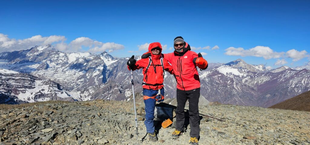 Julio Soto en la cumbre del Cerro El Plomo. Créditos: Cristóbal Dumay.