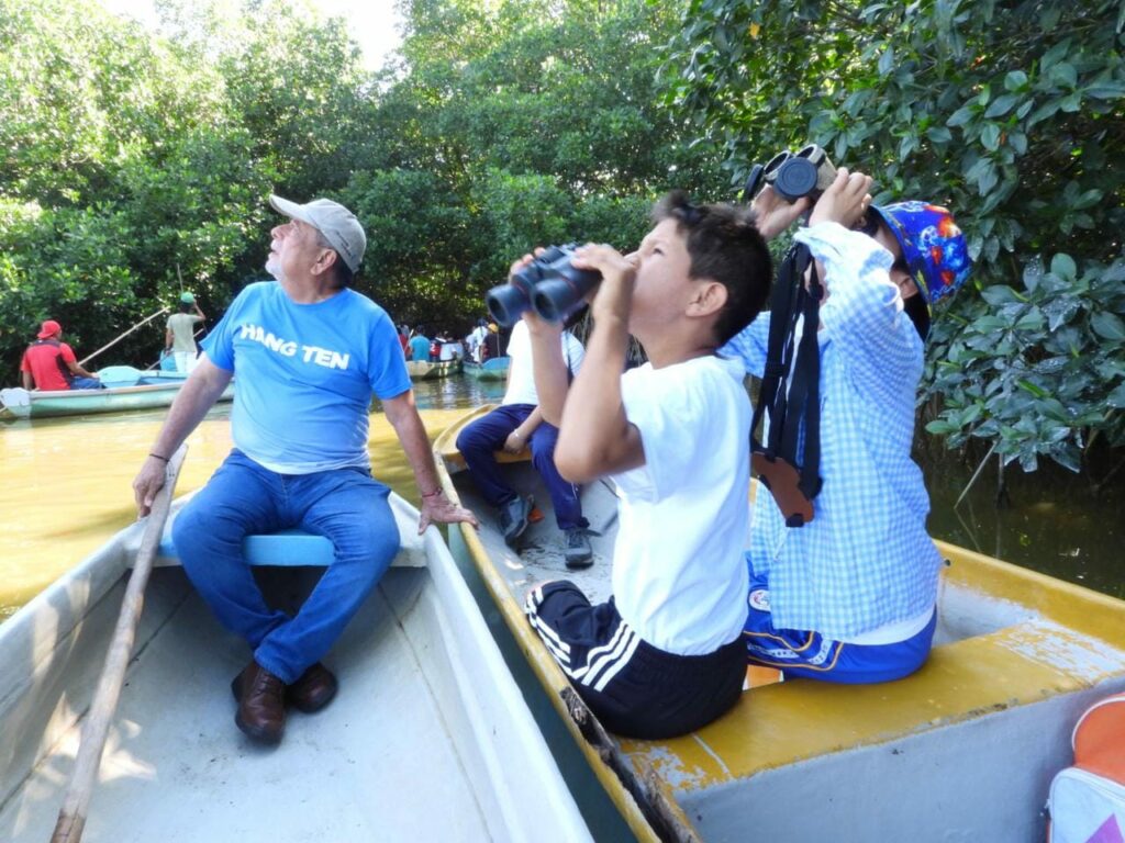 Niñas y niños de Topón, junto a Mario Becerra, observando aves en la Reserva de la Biosfera La Encrucijada. Créditos: Ramón Flores / CI México