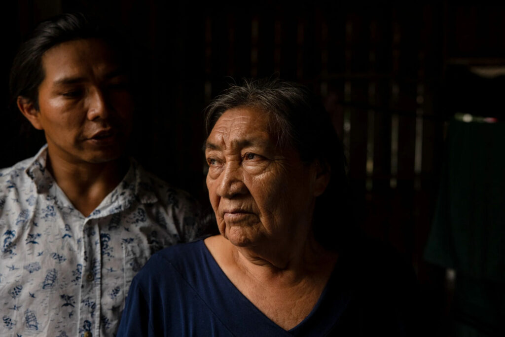 Xinã (izquierda) y su abuela paterna Yskuruni Yawanawá. En la década de 1970, los padres de Xinã y otros parientes del territorio indígena yawanawá trabajaban en régimen de semiesclavitud para extraer látex de los árboles del caucho, a cambio de bienes básicos. Créditos: Victor Moriyama / Dialogue Earth