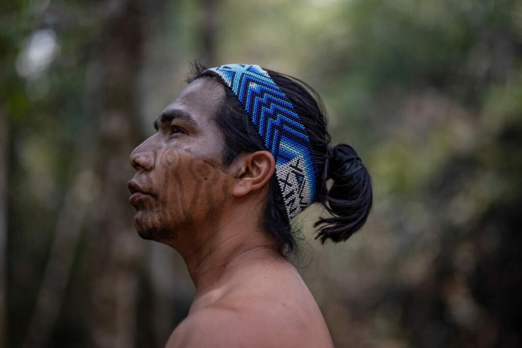 Toda la cura para las enfermedades del mundo está aquí, en el bosque, y por eso nos preocupa mantenerlo vivo’, afirma Xinã. Créditos: Victor Moriyama / Dialogue Earth