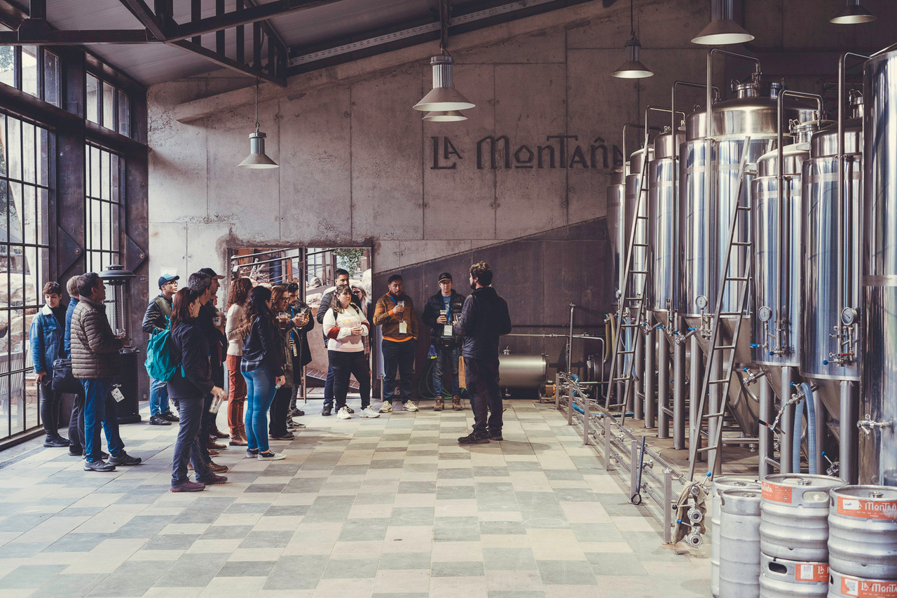 Un recorrido por La Montaña, la cervecería 100% solar que lidera un santuario de la naturaleza en Chile Central