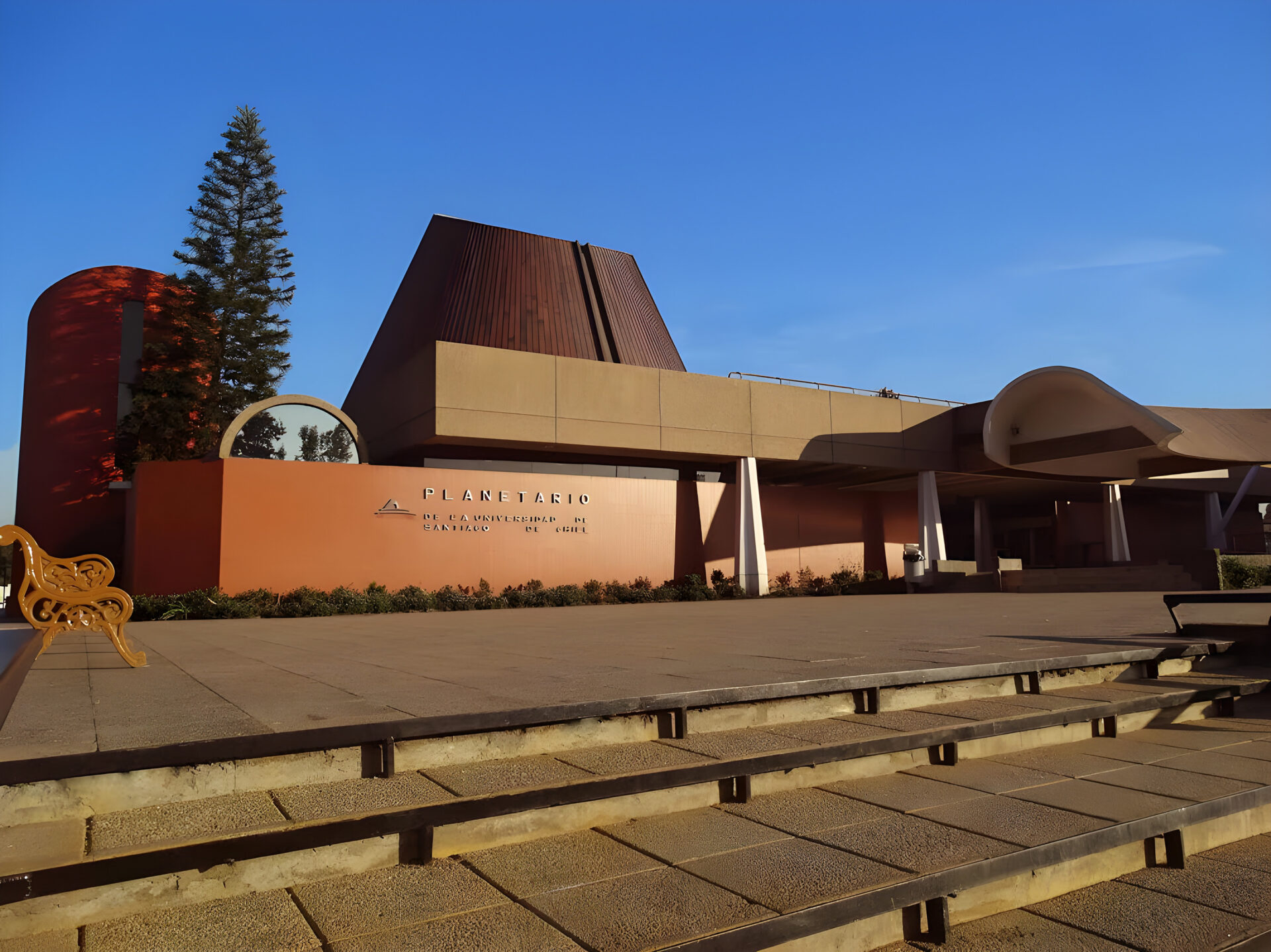 ¿Recuerdas alguna visita de infancia? El Planetario Chile cumple 40 años acercando la ciencia a las personas