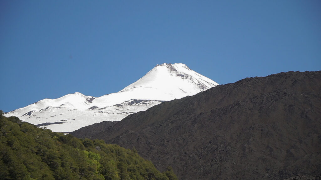 Llaima desde Pangueco. Créditos Cristóbal Ogrodnik.