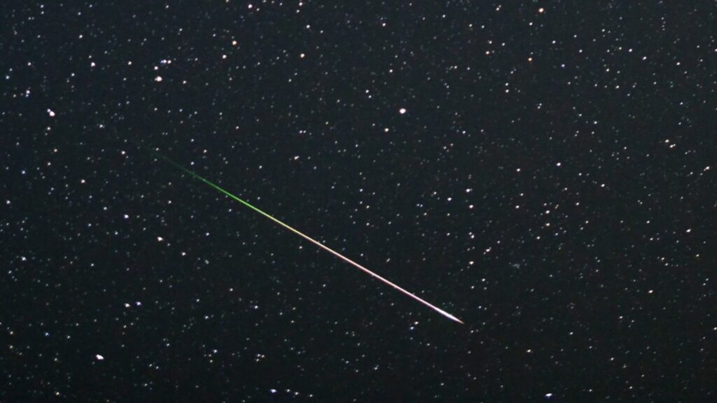 Meteorito atravesando el cielo estrellado. Créditos: Andy Krakovski.