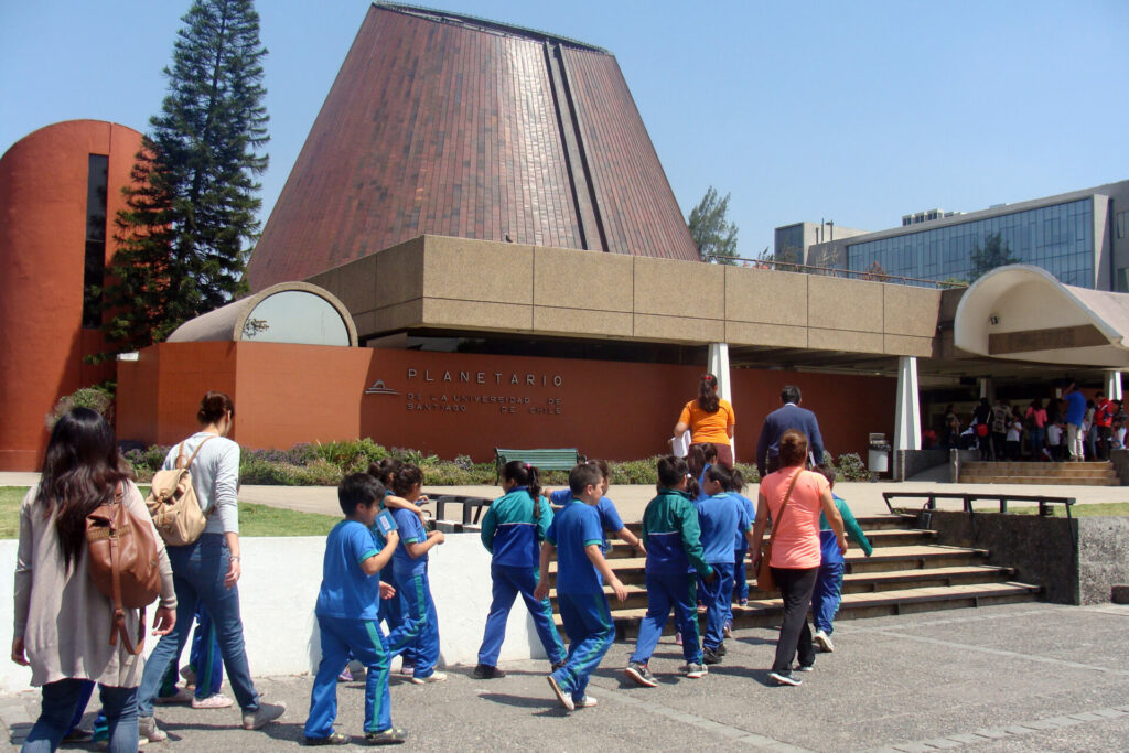 Estudiantes visitando el Planetario. Créditos: Planetario USACH