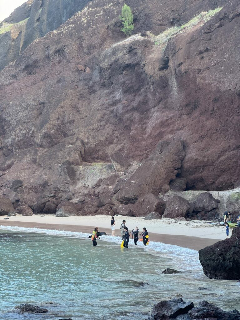 Playa de acantilados en Rapa Nui. Créditos: Celeste Giardinelli