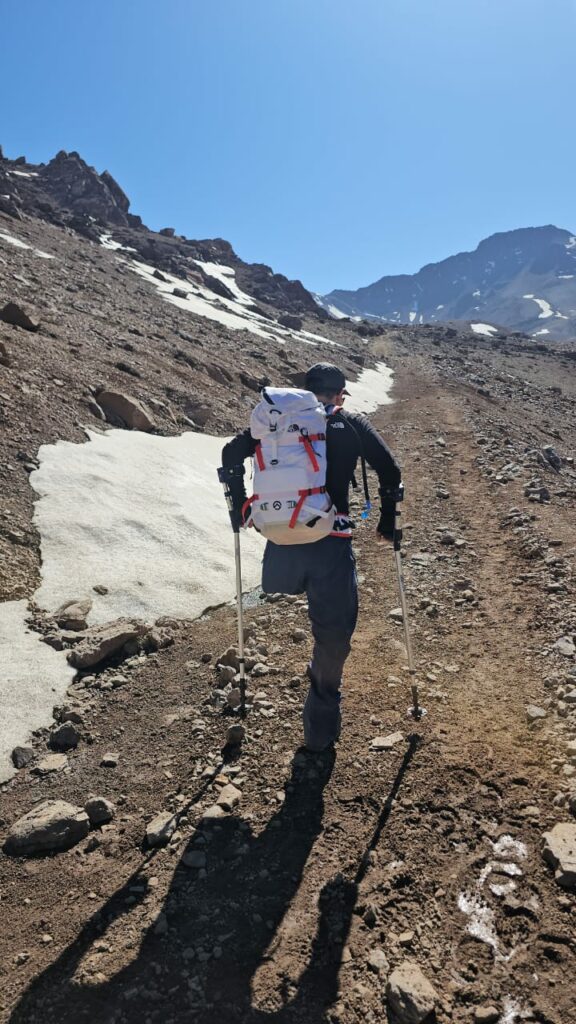 Julio Soto en la cumbre del Cerro El Plomo. Créditos: Cristóbal Dumay.