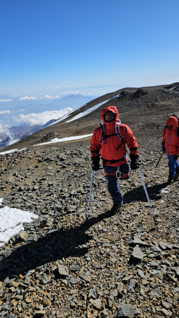 Julio Soto en la cumbre del Cerro El Plomo. Créditos: Cristóbal Dumay.