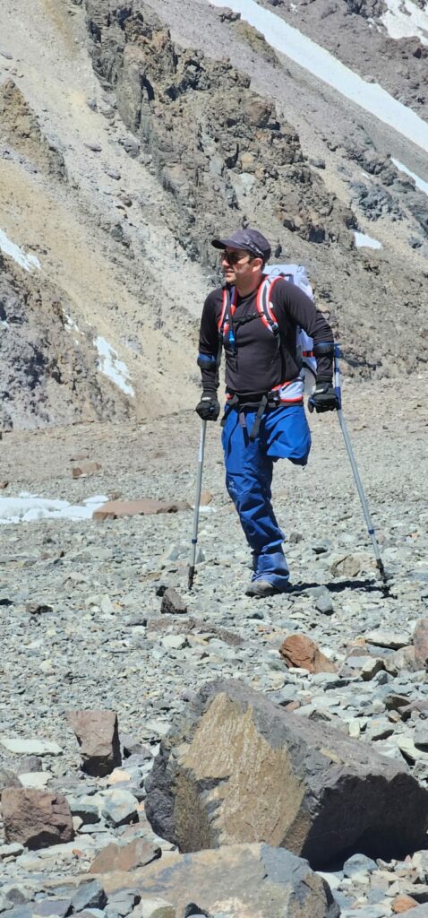 Julio Soto en la cumbre del Cerro El Plomo. Créditos: Cristóbal Dumay.