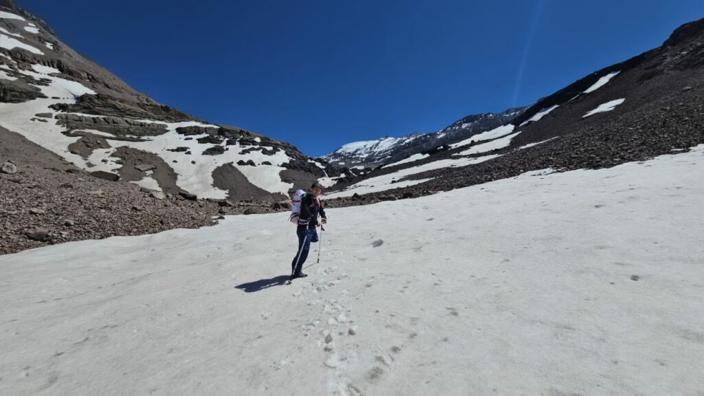 Julio Soto en la cumbre del Cerro El Plomo. Créditos: Cristóbal Dumay.