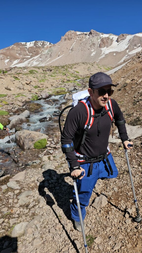 Julio Soto en la cumbre del Cerro El Plomo. Créditos: Cristóbal Dumay.