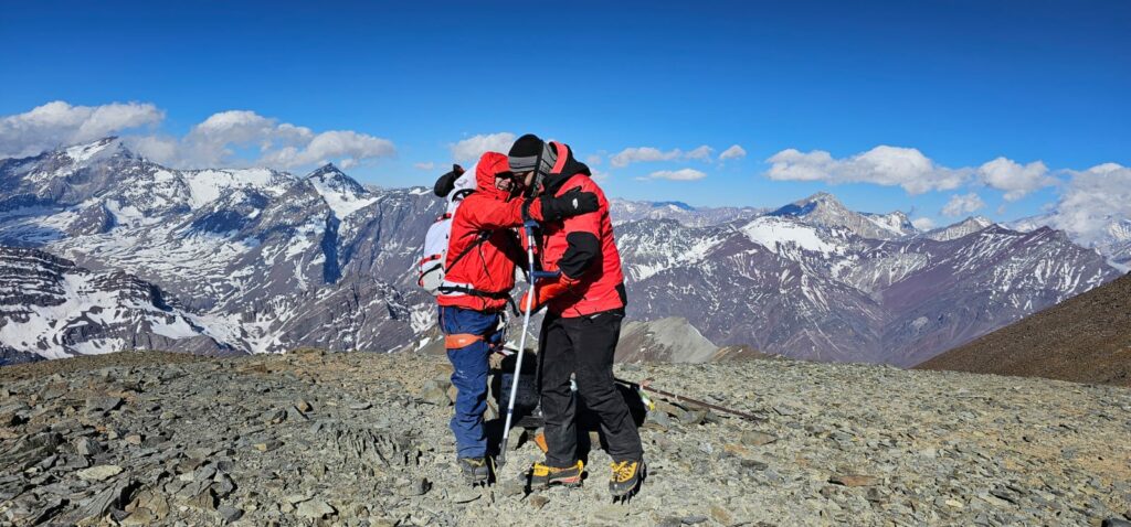 Julio Soto en la cumbre del Cerro El Plomo. Créditos: Cristóbal Dumay.