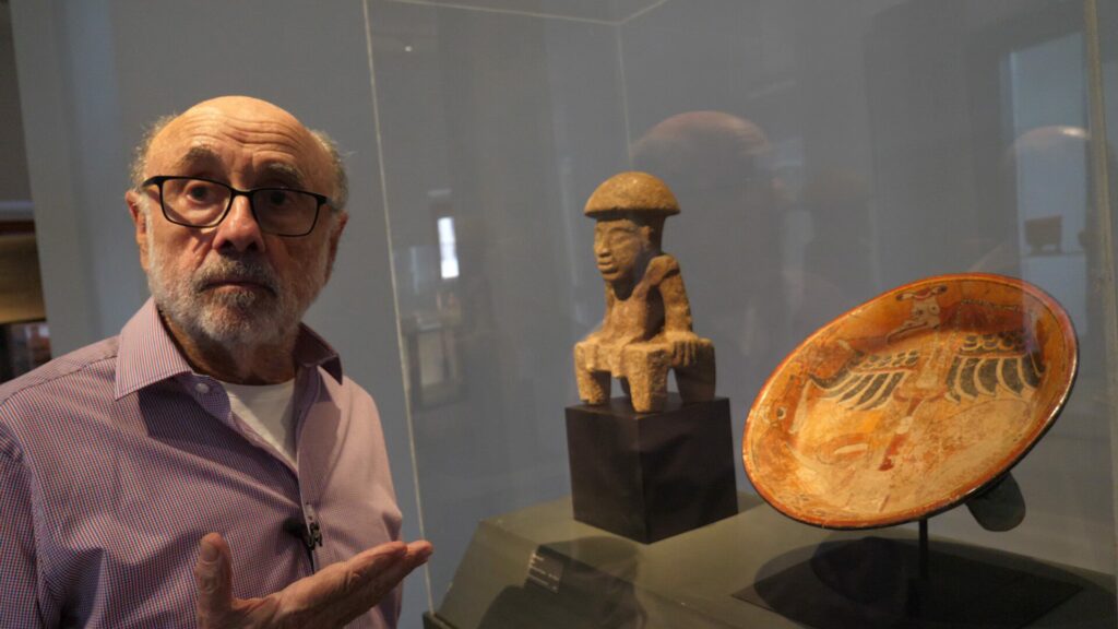 Carlos Aldunate muestra las piezas del Museo Chileno de Arte Preocolombino