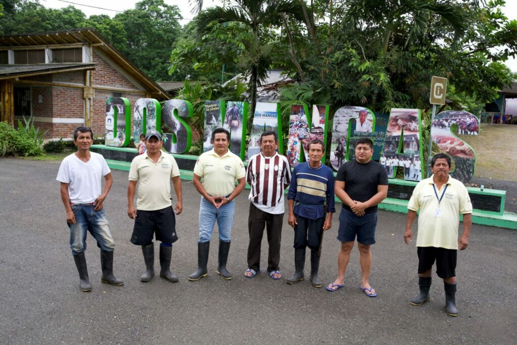 Guías turísticos, comuneros y artesanos de Dos Mangas que encabezan las labores de conservación de los árboles de Tagua. Hoy, la comuna tiene 2841 hectáreas en protección. Crédito: César Mera, cortesía de Revista Vistazo.