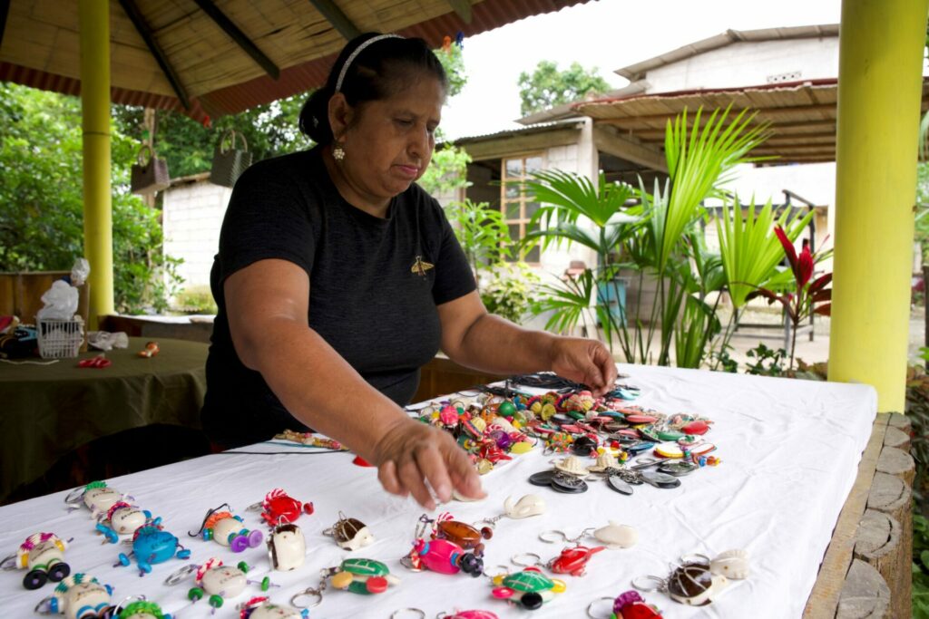 Una de las actividades económicas de Dos Mangas es elaborar artesanías a base de la semilla de la Tagua para vendérselas a los turistas. Crédito: César Mera, cortesía de Revista Vistazo.
