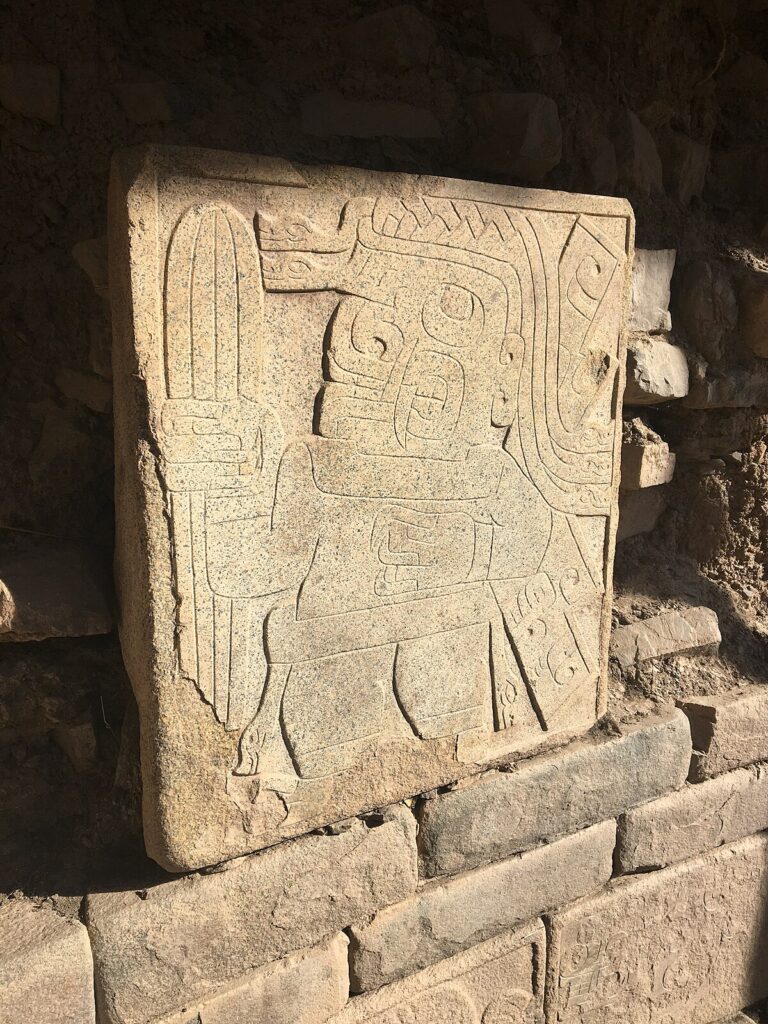 Estela del portador del cactus, cultura Chavín. Créditos: Museo arqueológico Chavín de Huántar