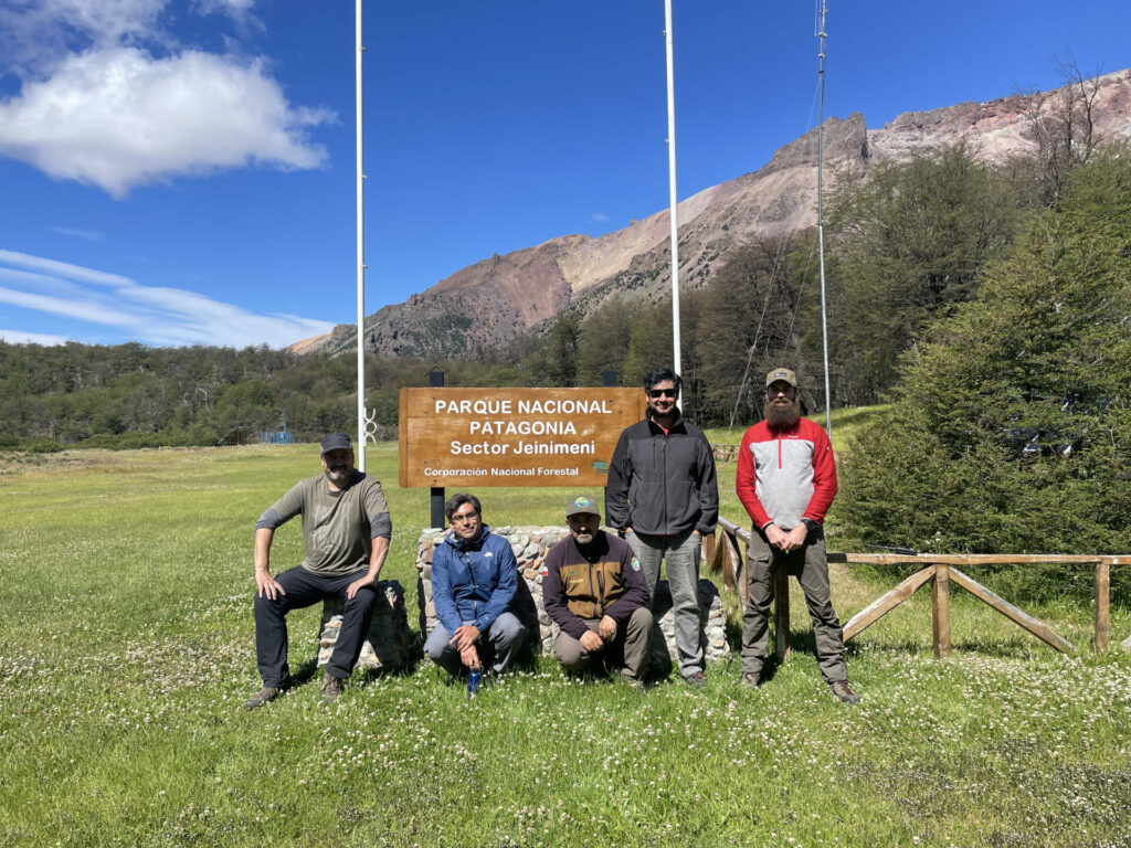 El equipo que está realizando la investigación en terreno está liderada por Roberto Chávez, Director del Lab de Geo-información y percepción Remota del Instituto de Geografía de la PUCV y Kim Calders director del Laboratory of Quantitative Forest Ecosystem Science, de la U. de Gante, Bélgica. Créditos: LabGRS PUCV / Q-ForestLab / Instituto de Geografía PUCV.