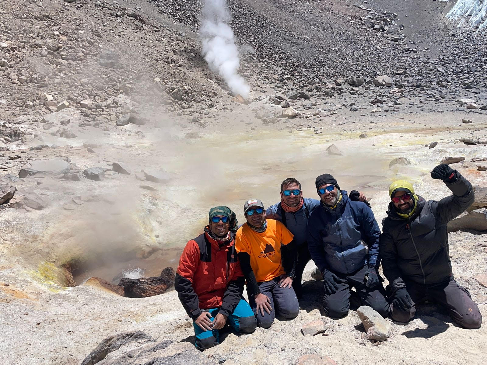 Una proeza científica nunca antes realizada: Volcanólogos chilenos toman muestras de agua y gases en volcán Ojos del Salado, el más alto del mundo