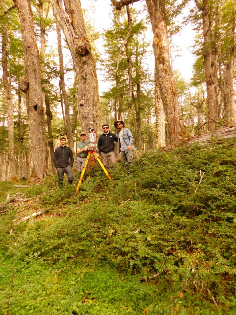 Equipo de terreno LabGRS: Gabriel Castro, Ignacio López; ForestLab: Zane Cooper, Wouter VandenBroeck