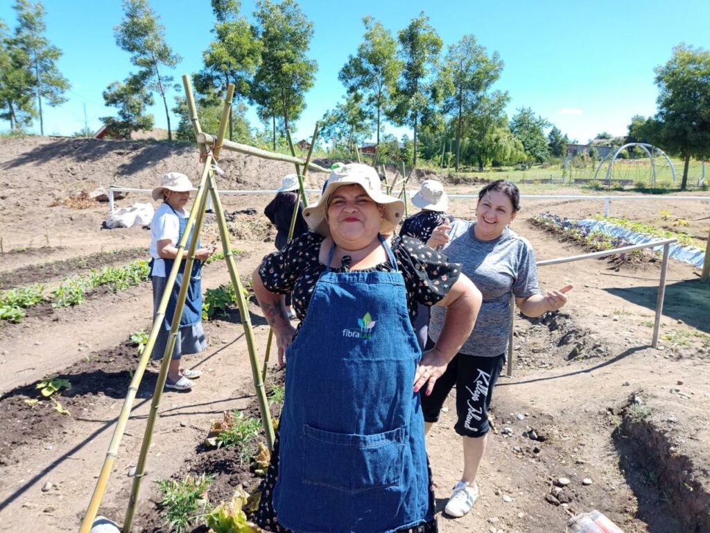 Huerta en comunidad en Nacimiento, en el parque Alessandri CMPC. Créditos: Ana María Cortés - Huertas Comunitarias