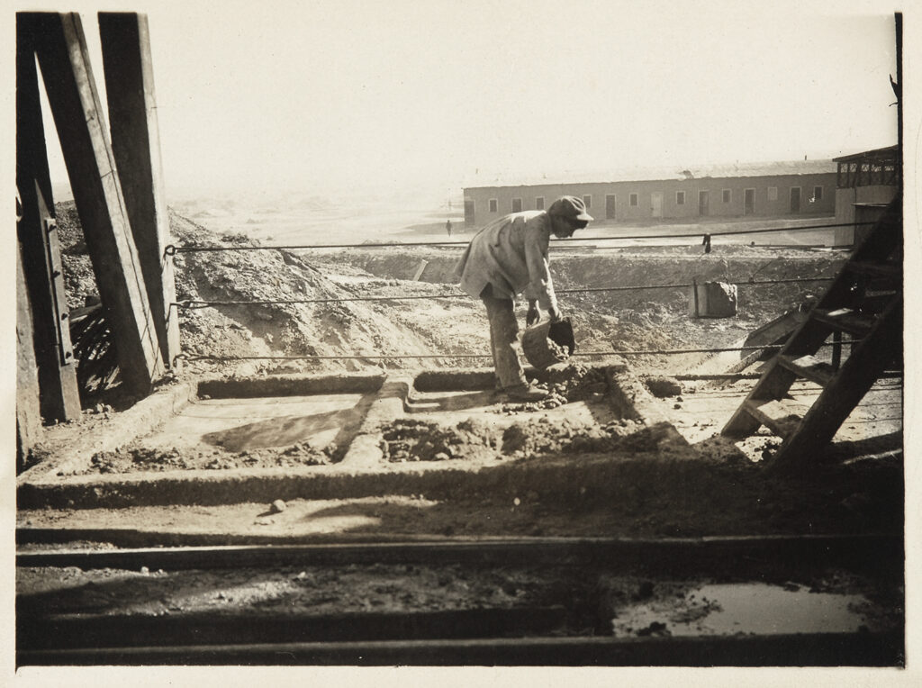 Niño trabajando en instalaciones de oficina salitrera. Créditos: Colección Fotografía Museo Histórico Nacional.