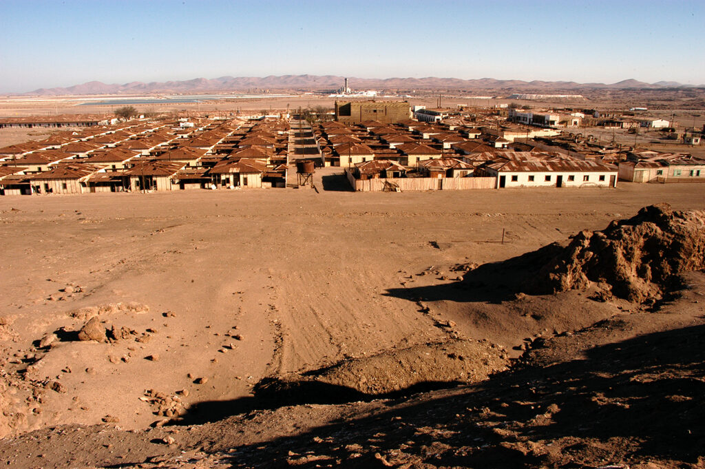 Vista parcial del campamento salitrero Humberstone, desde la torta de barro. Créditos: Colección Fotografía Museo Histórico Nacional.