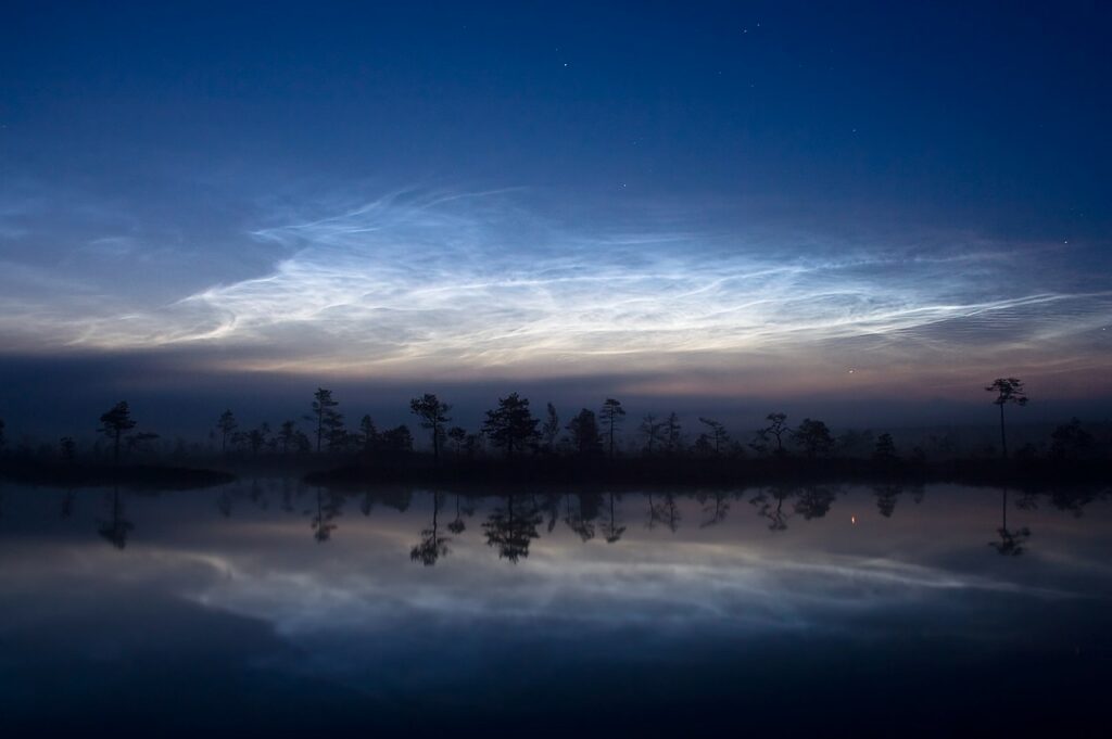 Nubes noctilucentes en el parque nacional de Soomaa, Estonia. Créditos: Martin Koitmae