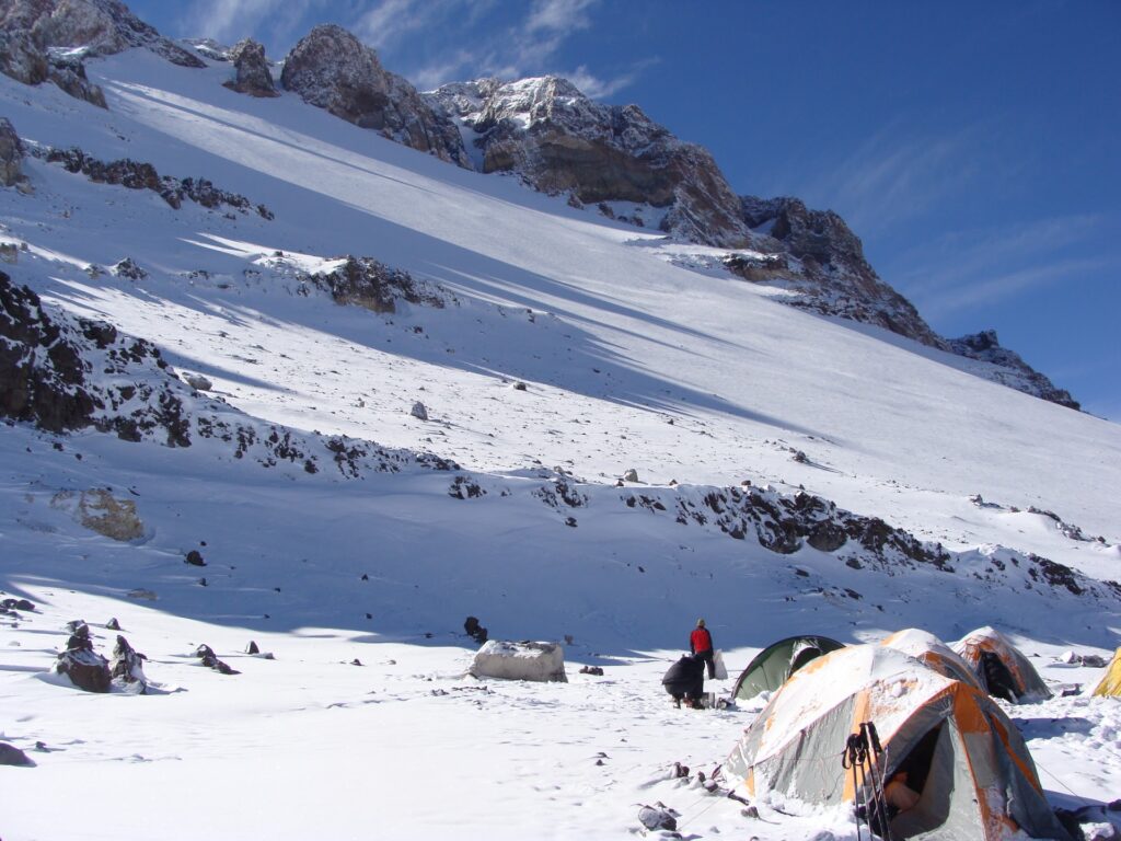 Campamentos en cerro Aconcagua. Créditos: Lambertus Oosthuizen