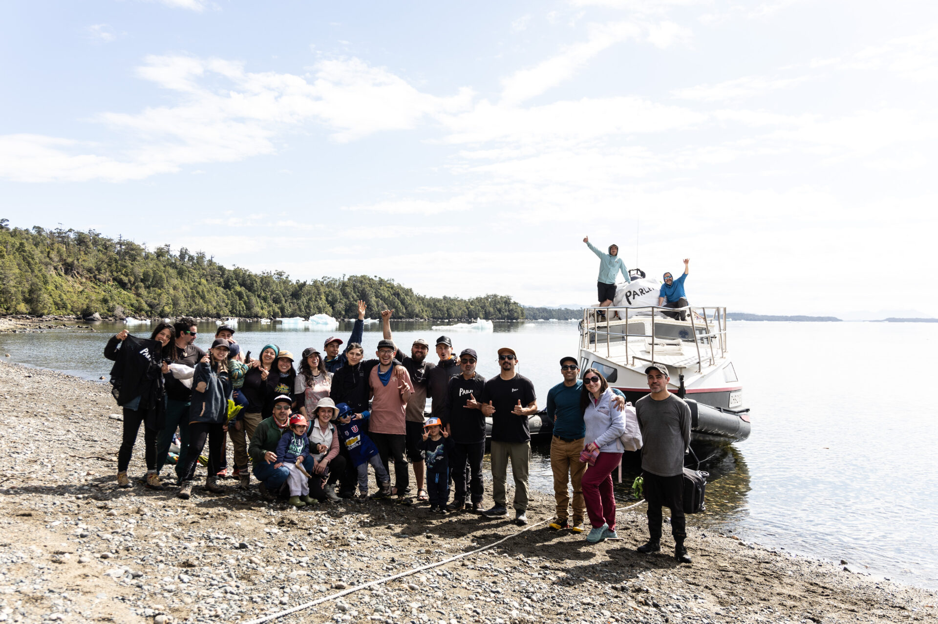 Con 67 toneladas de basura interceptada, iniciativa celebra limpieza de más de 100 playas de Chile en el Parque Nacional Laguna San Rafael