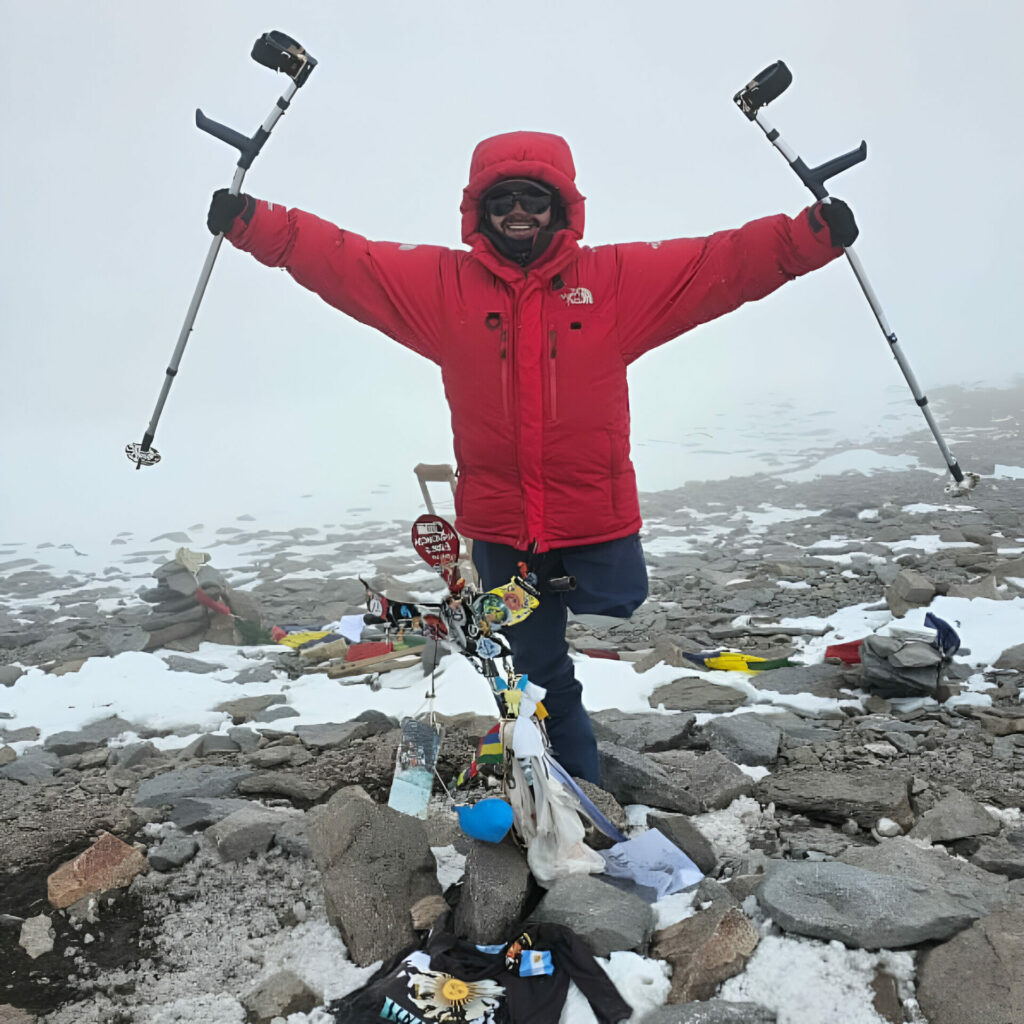 Julio Soto en la cumbre del monte Aconcagua. Créditos: Alejandro Calvo.