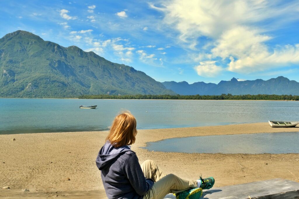 Playa con vista al Volcán Melimoyu. Créditos: Servicio Nacional de Turismo.