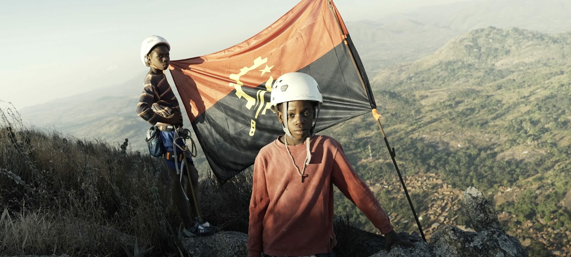 Desde Chile a Angola: proyecto que acerca la escalada a jóvenes del mundo llega a un nuevo destino y estrena documental