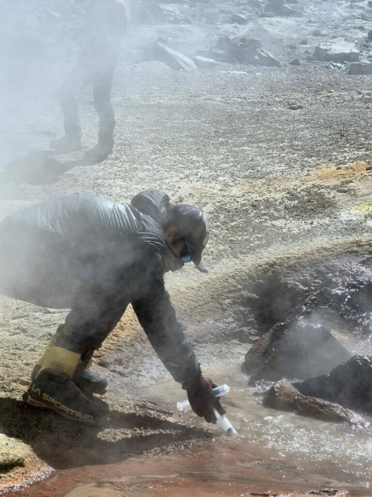 Toma de muestras Ojos del Salado. Ckelar Volcanes.