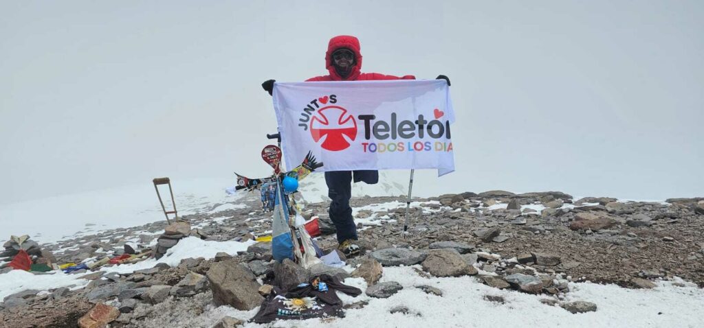 Julio Soto en la cumbre del monte Aconcagua. Créditos: Alejandro Calvo.