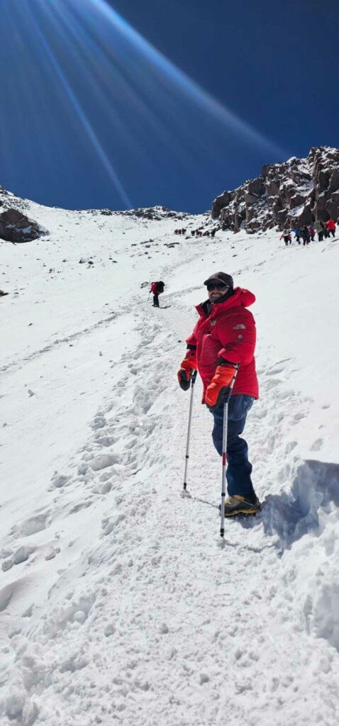 Julio Soto en el ascenso a la cumbre del monte Aconcagua. Crétidos: Alejandro Calvo