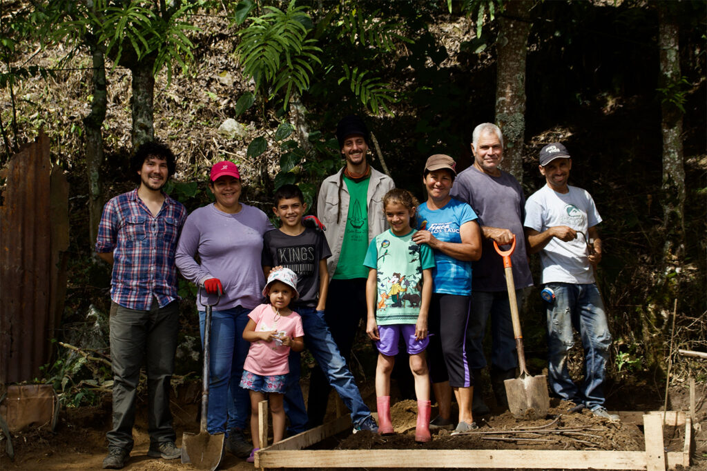 La Fundación de Vida Silvestre de Costa Rica se une a los agricultores del pueblo de Herradura de Rivas para construir un gallinero a prueba de depredadores. El yaguarundí es un depredador oportunista que mata gallinas. Imagen cortesía de Jose Noelia Jiménez/Oncilla Conservation/CRWF