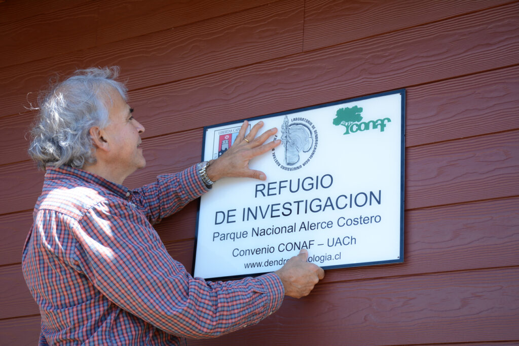 Antonio Lara poniendo letrero de refugio de investigación.