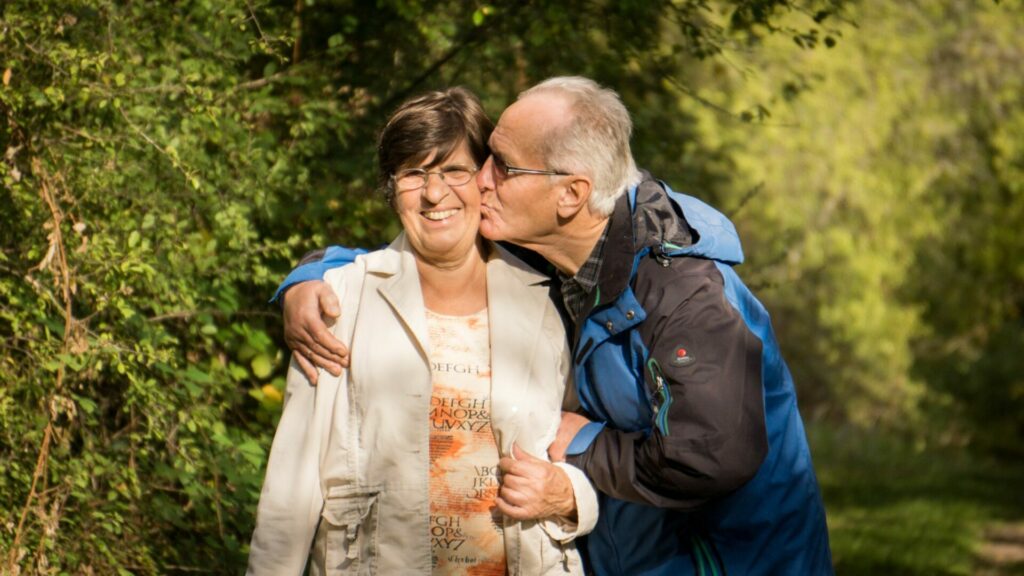 Pareja de la tercera edad caminando por un sendero en el bosque. Créditos: Marvin Sncr.