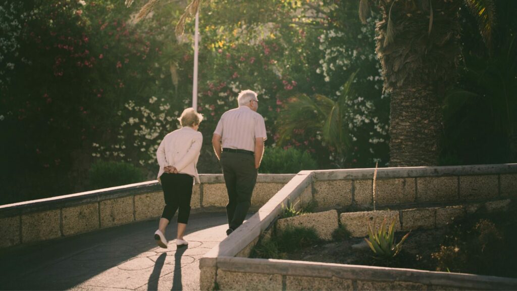 Pareja de la tercera edad caminando por un sendero en el bosque. Créditos: Przemyslaw Ceglarek.