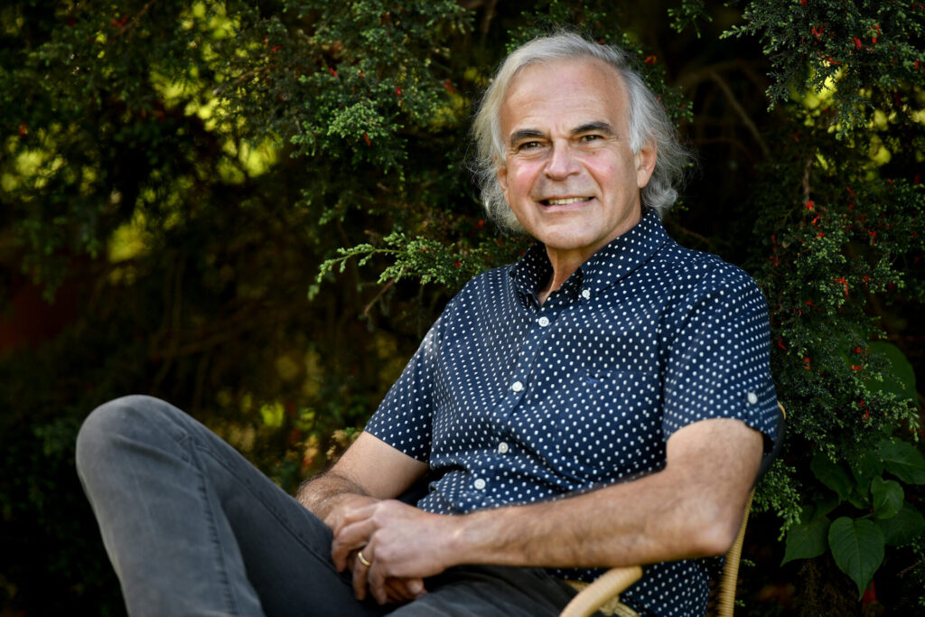 Antonio Lara al lado de un alerce