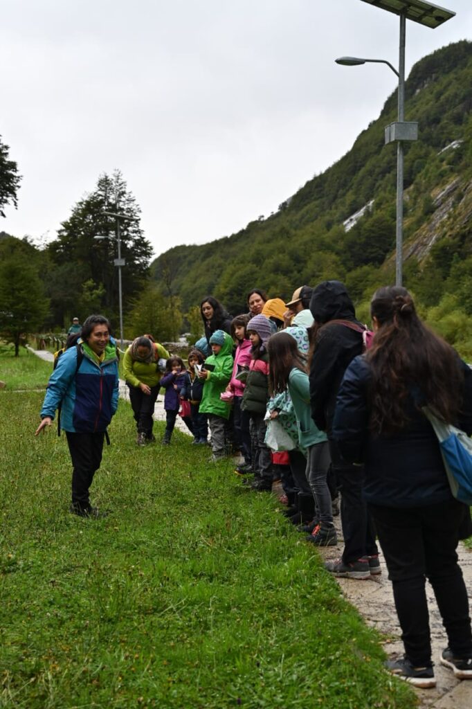 Dinelly junto a un grupo de personas a las que guió por el bosque. Créditos: Dinelly Soto.