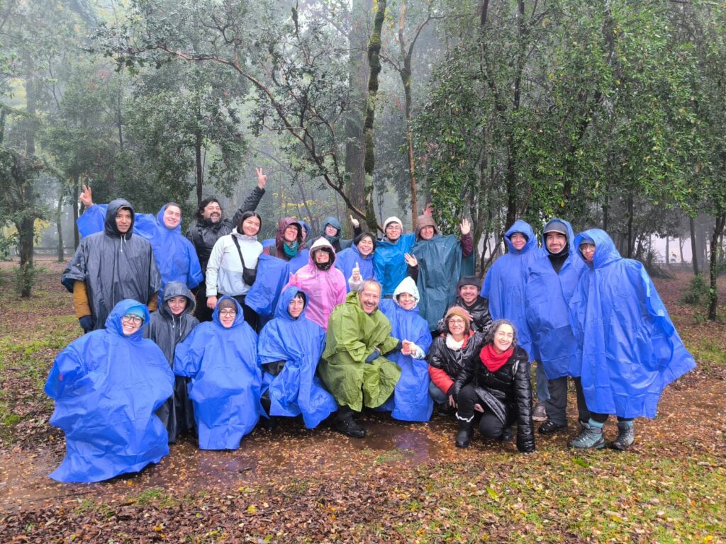 Dinelly junto a un grupo de personas a las que guió por el bosque. Créditos: Dinelly Soto.