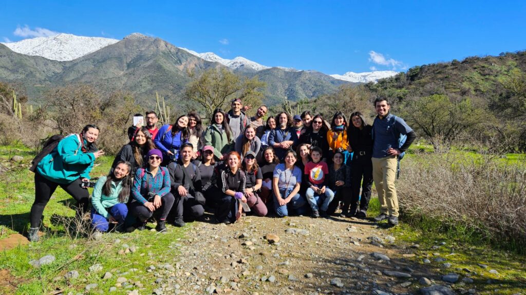 Dinelly junto a un grupo de personas a las que guió por el bosque. Créditos: Dinelly Soto.